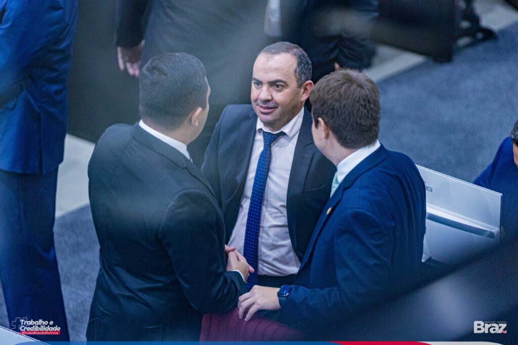 Braz dialogo com pares durante primeira sessão da ALEPA em 2024 (Imagem: Felipe Borges)